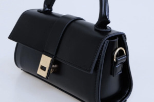 Omuz askılı ve el tutmalı mıknatıslı çanta